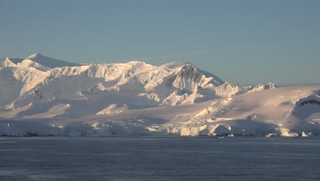 Antarktis-Eine-Verschneite-Küste-Im-Frühen-Morgenlicht-Morning