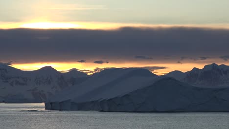 La-Antártida,-Un-Gran-Iceberg-Flota-Al-Amanecer