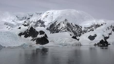 Antártida-Rocas-Negras-Y-Glaciar-De-Hielo-Acercar