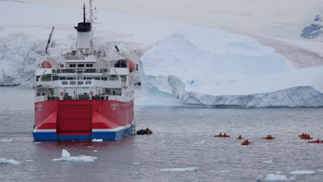 Barco-De-Expedición-Antártica-Y-Pequeños-Kayaks