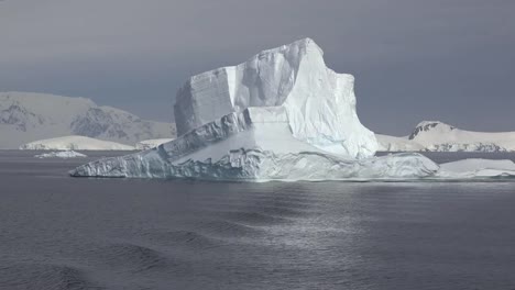 Antarktis-Schwimmender-Eisberg-Mit-Wellen