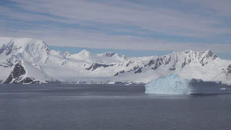 Antártida-Iceberg-Y-Pájaro-Volando