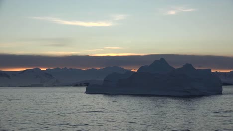 Iceberg-De-La-Antártida-Flota-Al-Amanecer