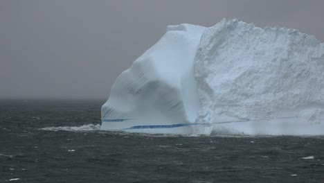 El-Iceberg-Antártico-Con-Raya-Azul-Se-Aleja