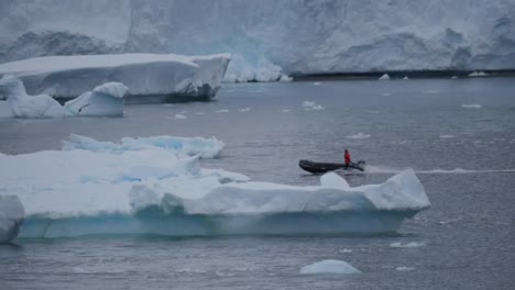 Antarktis-Ein-Mann-Im-Schlauchboot