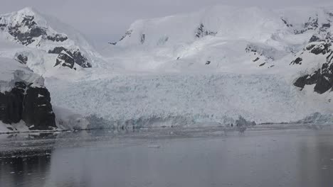 Antarktis-Schwenken-Und-Auf-Den-Gletscher-Zoomen