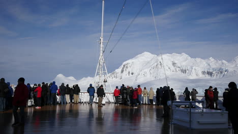 Antarktis-Passagiere-Sehen-Szene-Vom-Kreuzfahrtschiff-Aus