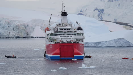 Balsa-Antártica-Sale-Del-Barco-De-Expedición