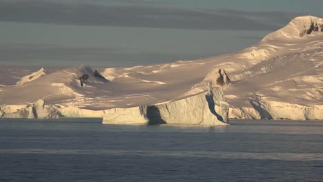 Antarktis-Szene-Eines-Eisbergs,-Der-Entlang-Schwimmt