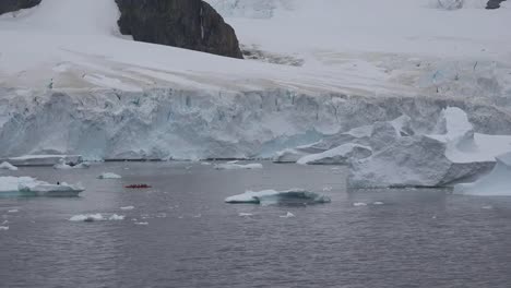 Antarctica-Small-Boat-And-Explorers