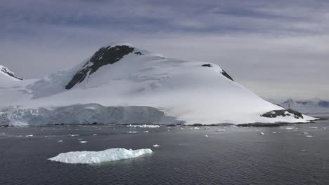 La-Nieve-De-La-Antártida-Abarca-El-Lapso-De-Tiempo-De-La-Roca-Negra