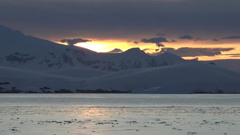 Antarctica-Sunlight-And-Ice-On-Water-Zoom-Out