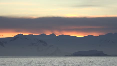 Antarktis-Sonnenaufgang-über-Hügeln