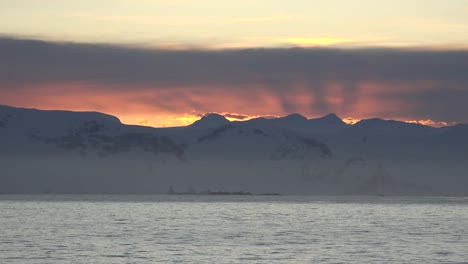 Antarktis-Sonnenaufgang-Strahlen