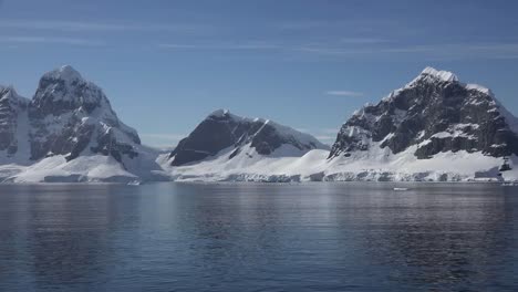 Antarktis-Drei-Gipfel-Und-Sprudelndes-Wasser