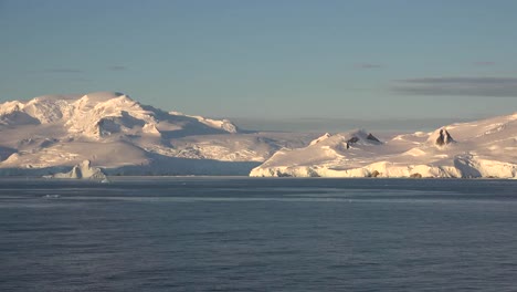 Antarktis-Blick-Auf-Schneebedeckte-Inseln-Unter-Blauem-Himmel