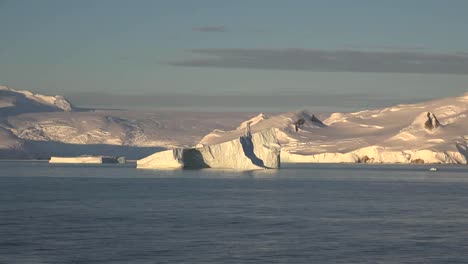 La-Antártida-Se-Aleja-De-Un-Iceberg-Flotante