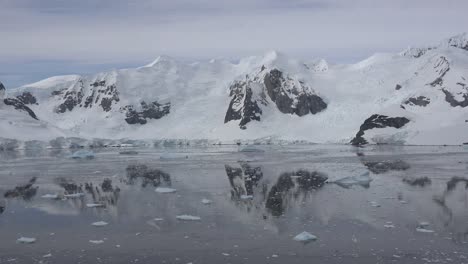 La-Antártida-Se-Enfoca-En-Hielo-Flotante-Y-Reflejos
