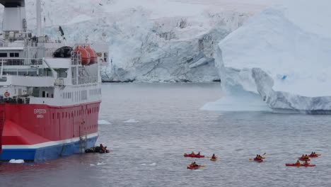 La-Antártida-Se-Acerca-A-Los-Kayaks-Detrás-De-Un-Barco-De-Expedición