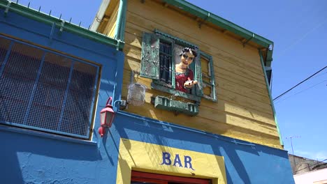 Argentinien-Buenos-Aires-La-Boca-Frau-Bild-Im-Fenster