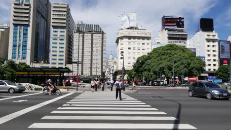 Argentinien-Buenos-Aires-Fußgängerüberweg-Zoomt-Heran