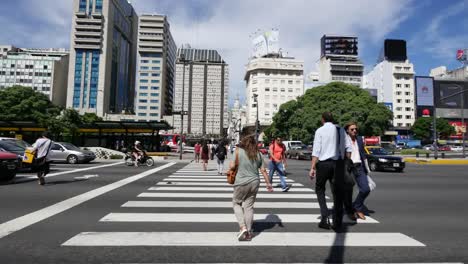 Argentina-Buenos-Aires-Personas-Cruzar-La-Calle