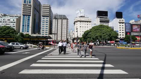 Argentina-Buenos-Aires-Personas-En-Cruce-De-Peatones