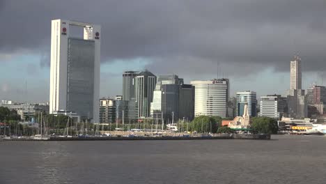 Argentinien-Buenos-Aires-Skyline-Und-Yachthafen