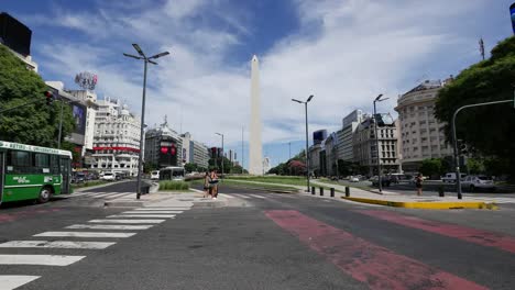 Argentinien-Buenos-Aires-Straße-Mit-Motorrollern