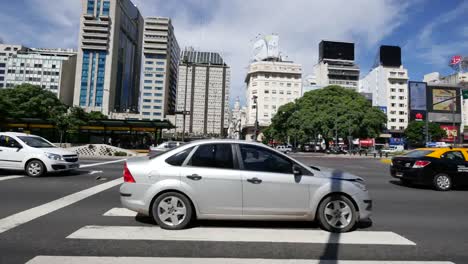 Tráfico-De-Argentina-Buenos-Aires-En-El-Cruce-De-Peatones