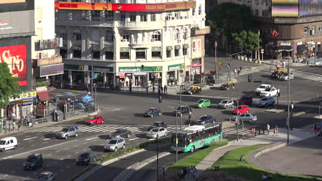 Argentinien-Buenos-Aires-Verkehr-Auf-Avenue-Pans-Und-Zooms