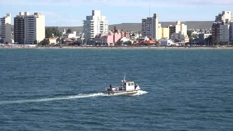 Argentinien-Boot-Passiert-Die-Skyline-Von-Puerto-Madryn