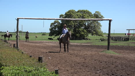 Argentinien-Estancia-Gauchos-Bekommen-Ringe