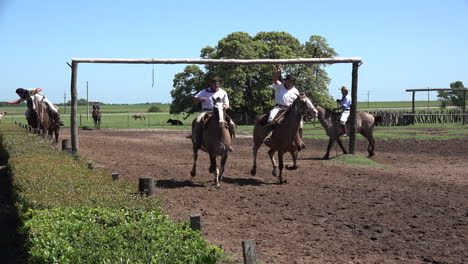 Argentina-Estancia-Ring-Game-Con-Gauchos