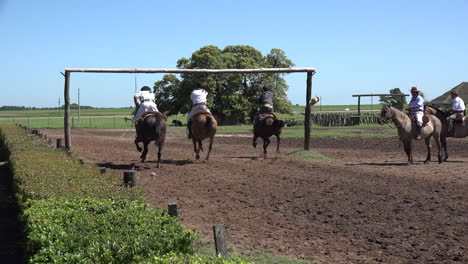 Argentinien-Estancia-Drei-Gauchos-Bekommen-Ringecho