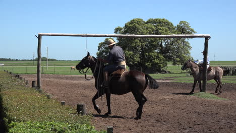 Argentinische-Gaucho-Spiele-In-Der-Estancia