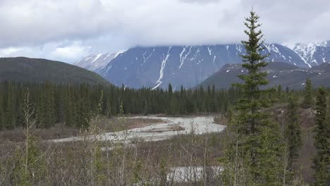 Alaska-Denali-Park-Fluss-Und-Wolke-Auf-Dem-Berg