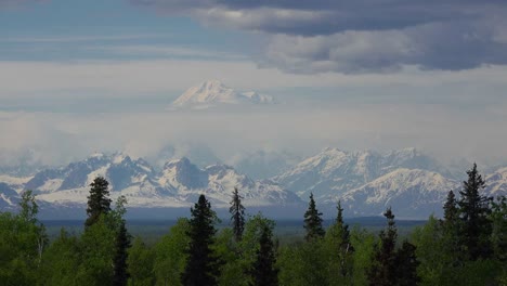 Alaska-Mount-Denali-Sobre-Bosque
