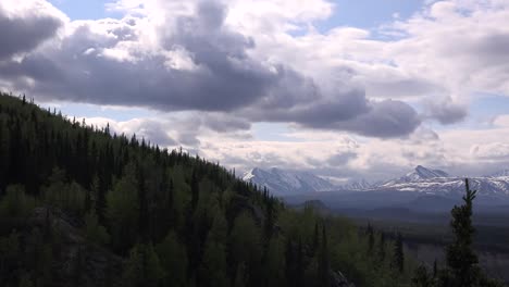 Alaska-Wolken-über-Bewaldeten-Hang