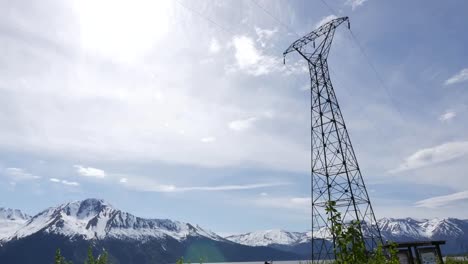 Alaska-Electric-Power-Transmission-Tower-Entlang-Des-Fjords-Nach-Oben-Kippen
