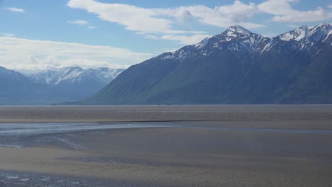 Alaska-Incoming-Tide-With-Montaña