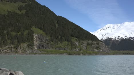 Alaska-Kayak-In-Lake-With-Snowy-Montaña