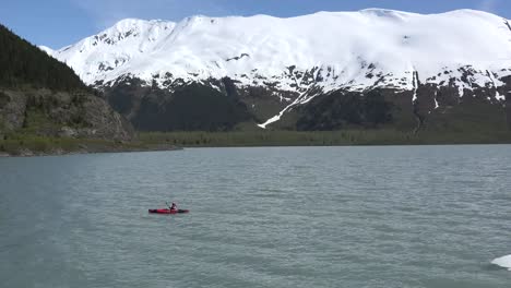 Alaska-Mann-Paddelt-Mit-Einem-Kajak-An-Einem-Bergrücken-Vorbei