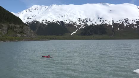 Alaska-Red-Kayak-And-Snowy-Montaña