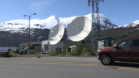 Alaska-Truck-Verlässt-Satellitenscheiben-Disk