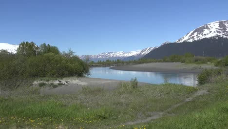 Alaska-Zoomt-Aus-Den-Bergen-über-Den-Bach