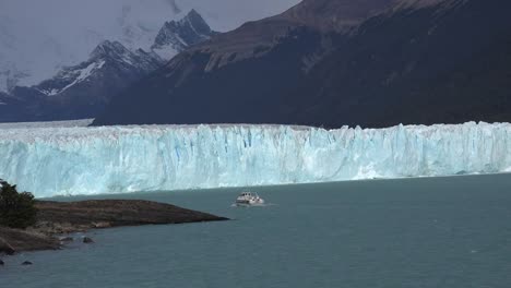 Barco-Argentino-Acercándose-Al-Glaciar-Perito-Moreno