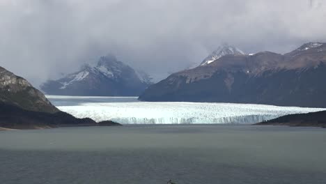 Vista-Del-Glaciar-Argentino-Con-Montañas-En-La-Distancia