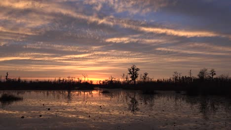 Georgia-Okefenokee-Sonnenuntergang-Himmel-Mit-Wolken-Oben