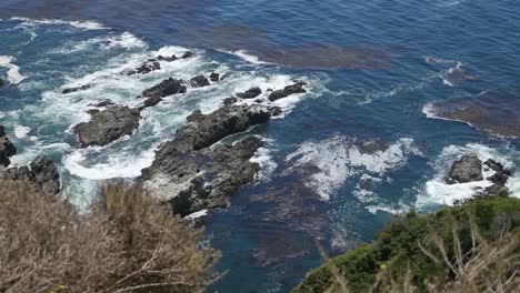 California-Big-Sur-Agua-Batiendo-En-Rocas-Con-Algas